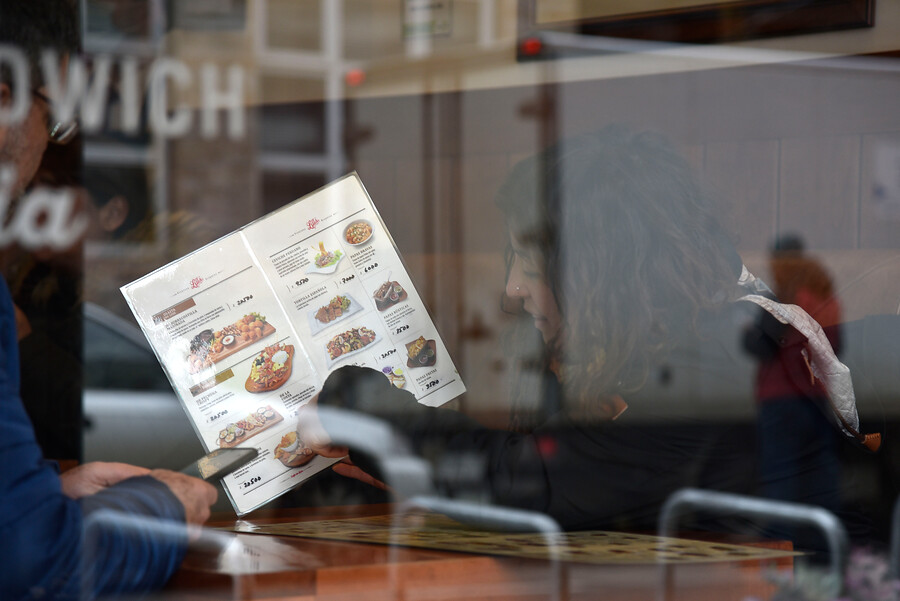 Asociación de Consumidores de Los Ríos apunta a cesantía por lenta operación de cafés y restaurantes