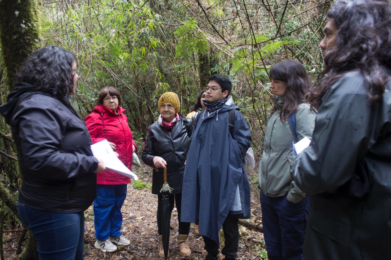 Dirigentes sociales se capacitan en terreno para promover el consumo responsable de agua potable